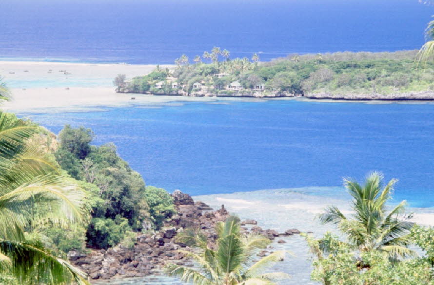 Sicht auf Motu mit Resort