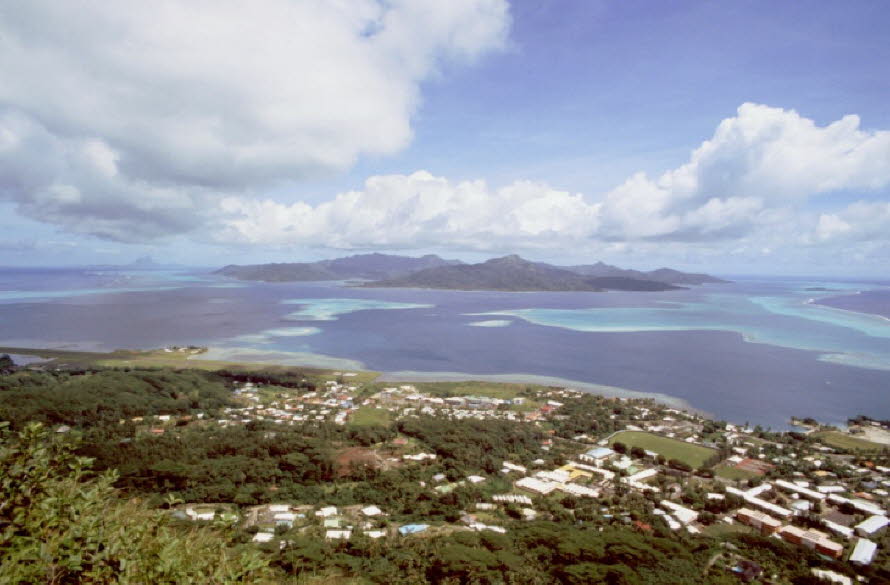 Blick auf Tahaa und hinten links Bora Bora.