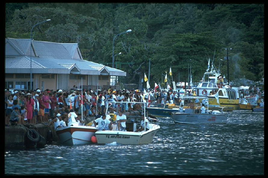 Zuschauer verfolgen den Start